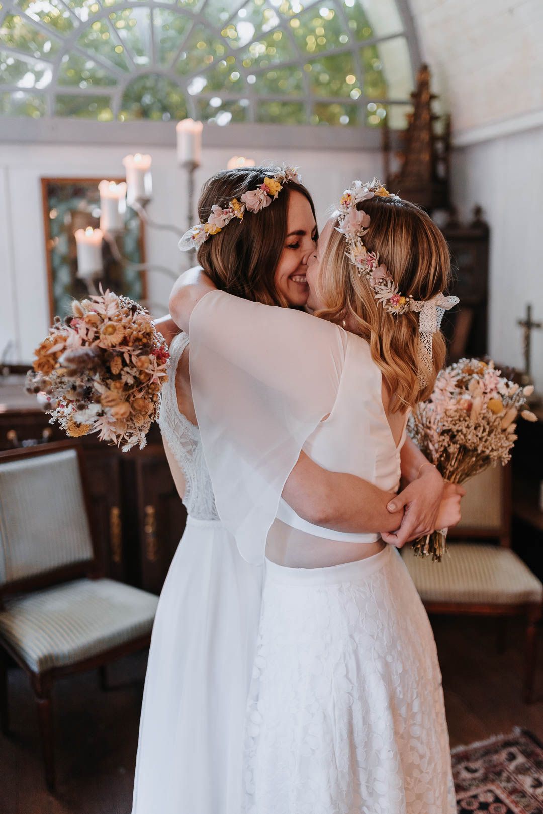 Boho-Hochzeit, küssendes Brautpaar