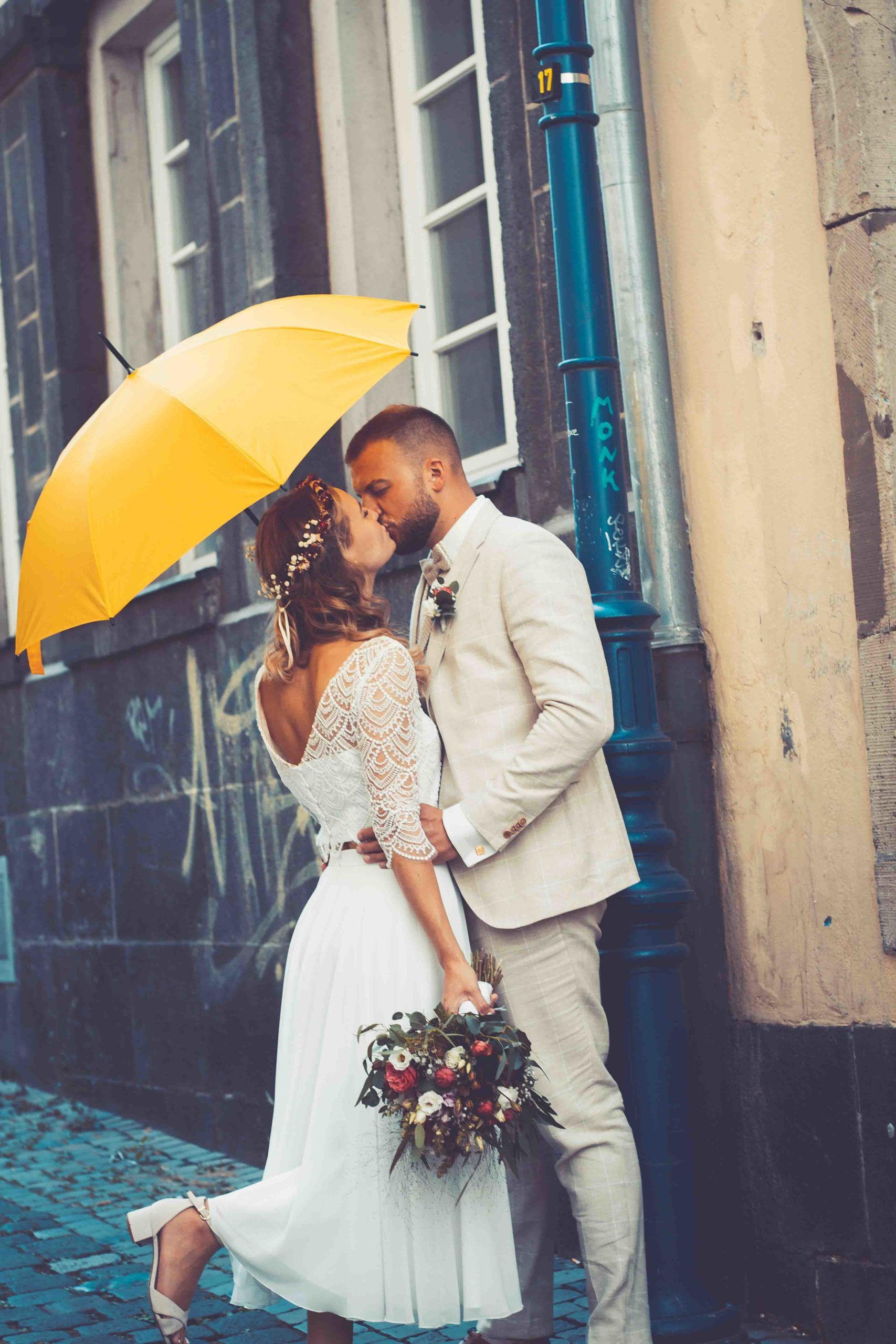 Brautpaar küsst sich