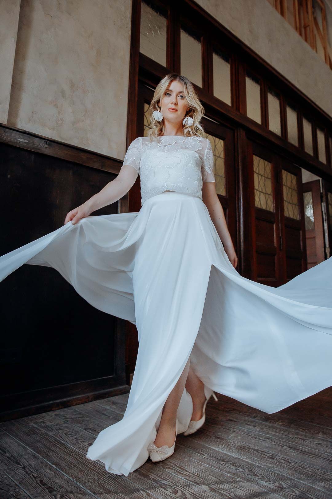 noni Brautmoden Kollektion 2024, zweiteiliges Brautkleid mit Kurzarm-Top Blue aus Blumenspitze mit langem Jona-Braut Rock aus Chiffon mit Beinschlitz