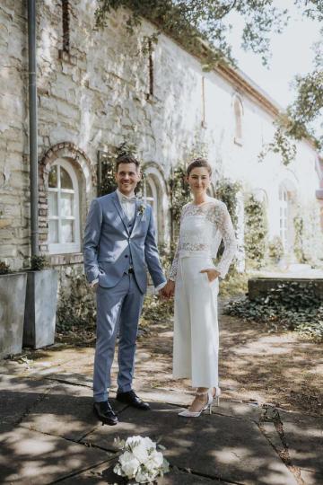 29 Real Brides who Looked Phenomenal in Trousers and Jumpsuits | Véus de  noiva, Vestido de noiva curto, Vestidos longos formais