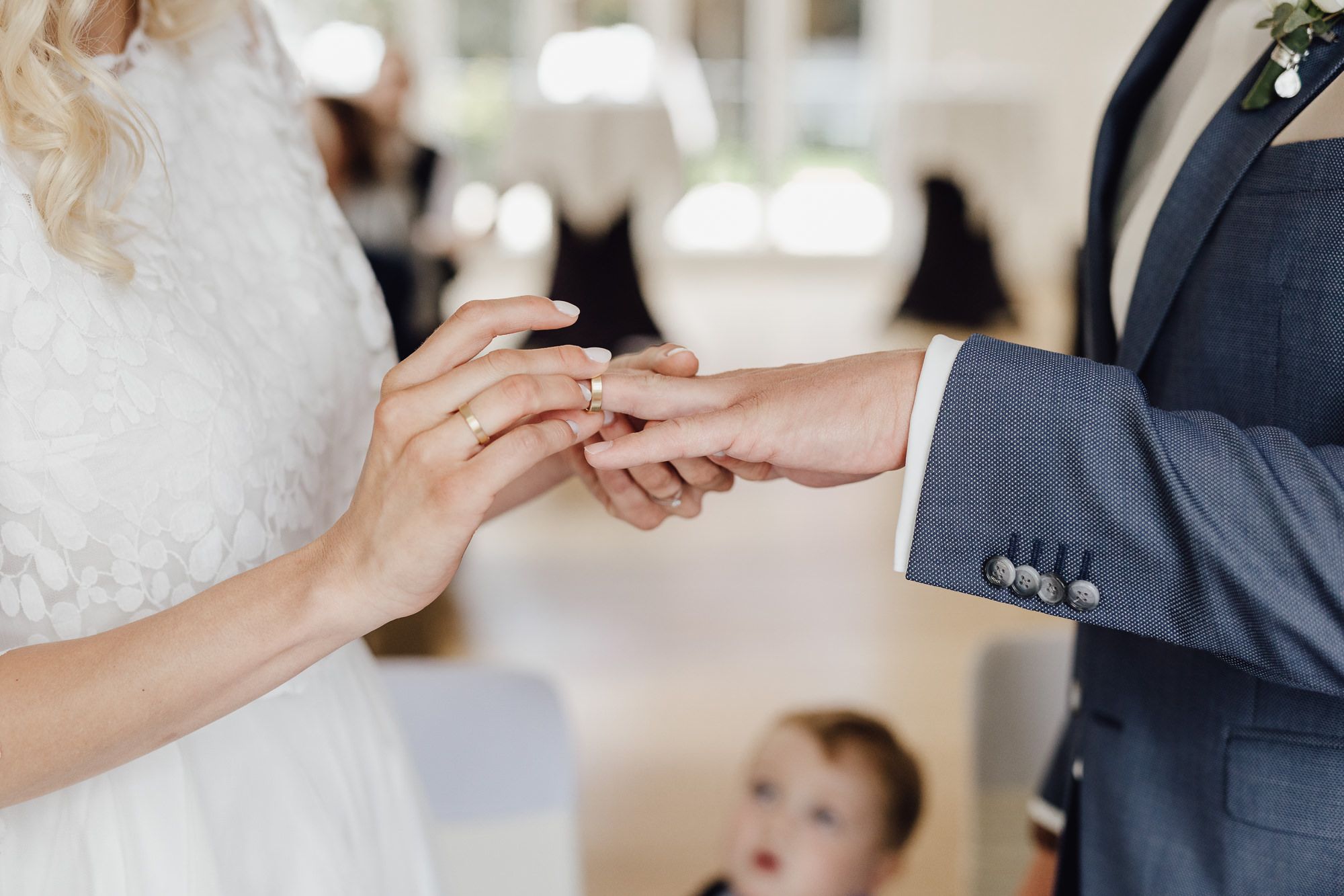Wadenlanges Standesamt Kleid mit Spitze und Midi-Tüllrock