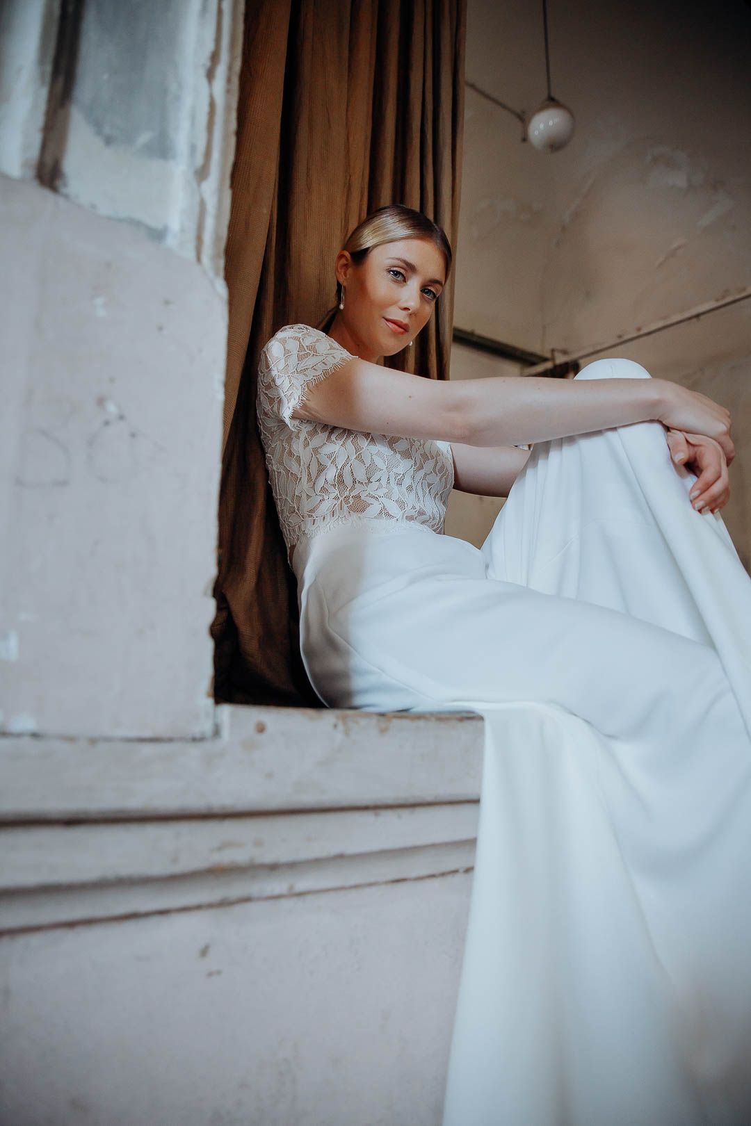 noni Brautmoden Kollektion 2024, kurzärmeliges Elva-Braut Top mit Blättermuster und Alea-Hosenrock in Ivory