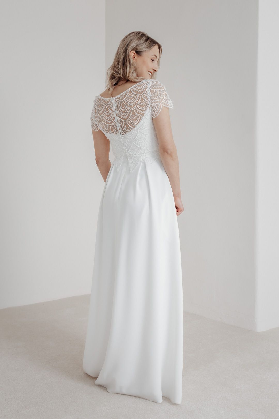 Kurzarm-Braut Top aus Vintage-Spitze in Ivory, Niah noni mit langem Rock