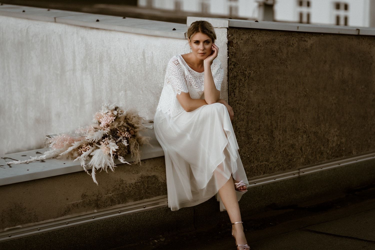 Kurzarm-Jäckchen aus Boho Spitze in Ivory, Calista noni zu Midi-Brautkleid