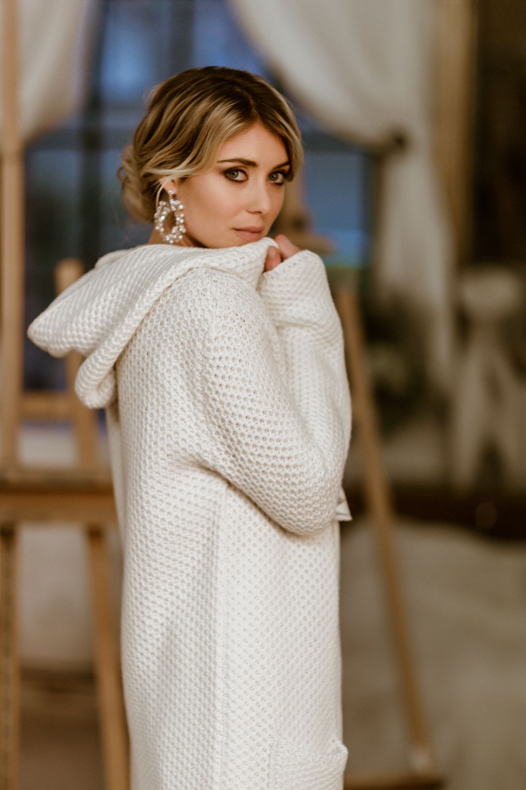 Brautmantel aus Strick mit Kapuze in Ivory, Insa noni
