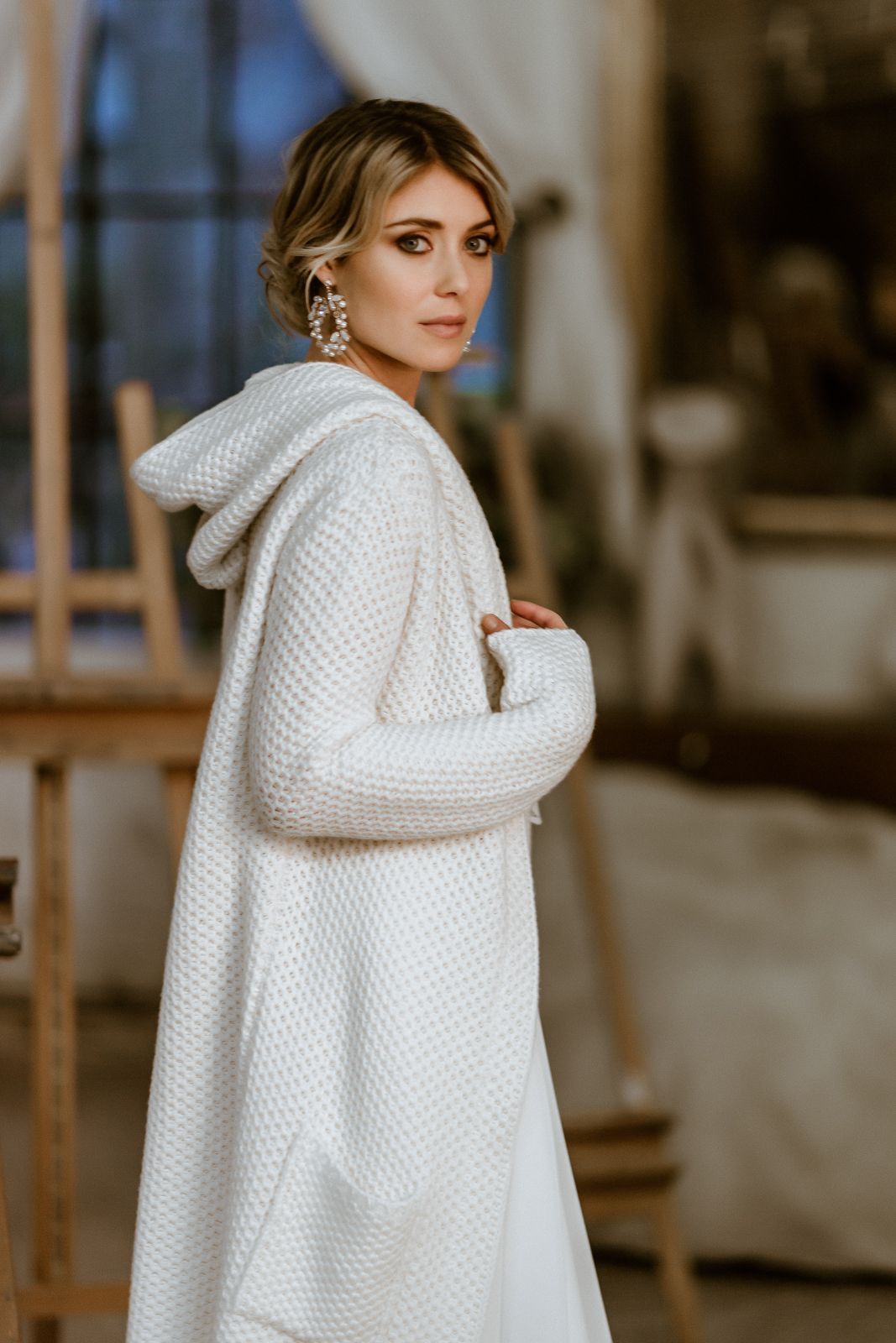 Brautmantel aus Strick mit Kapuze in Ivory, Insa noni