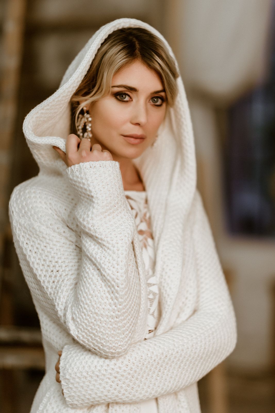 Brautmantel aus Strick mit Kapuze in Ivory, Insa noni