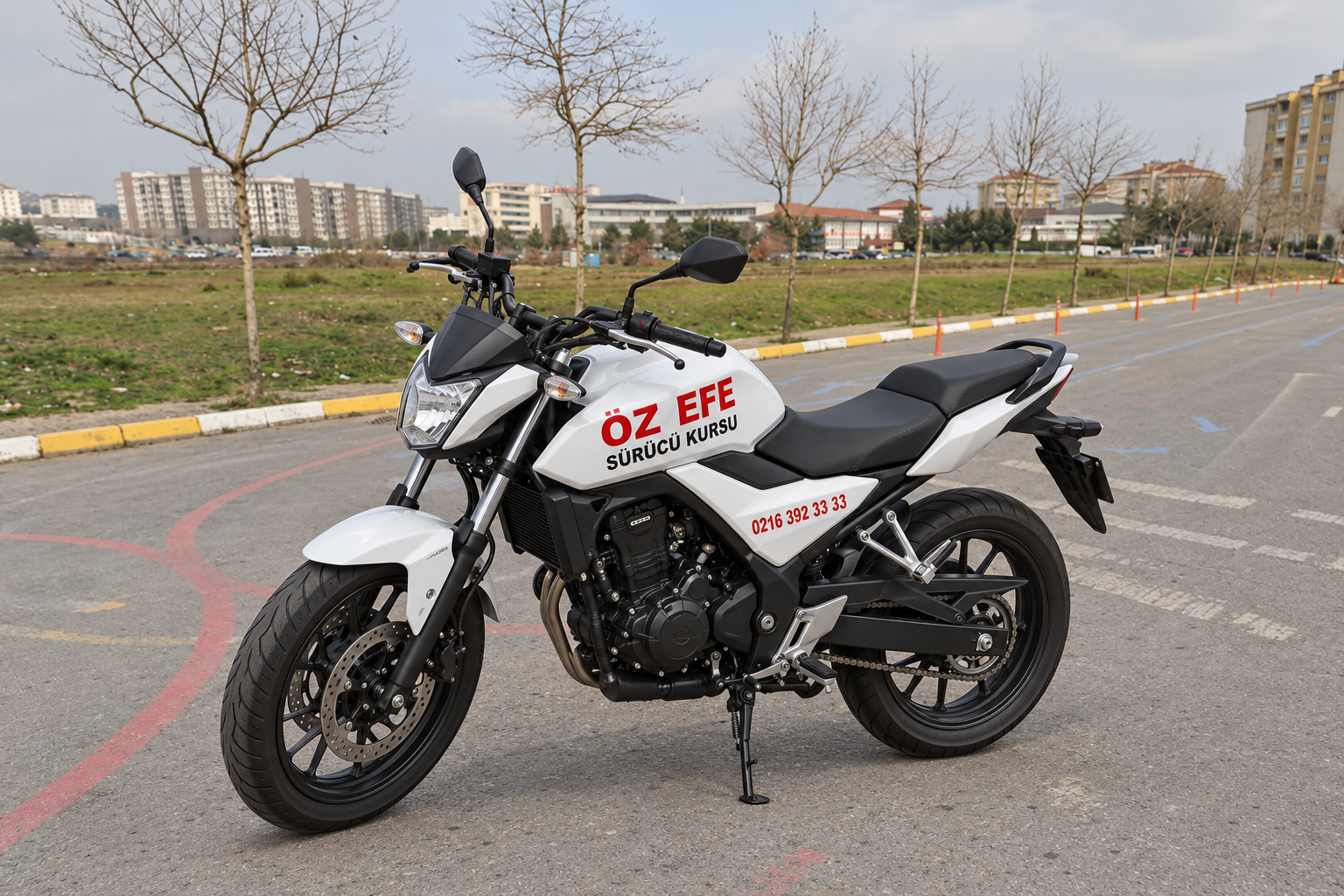 ÖZ EFE baskılı A2 motosiklet, önü sola dönük, referans eğitim alanında görsel.