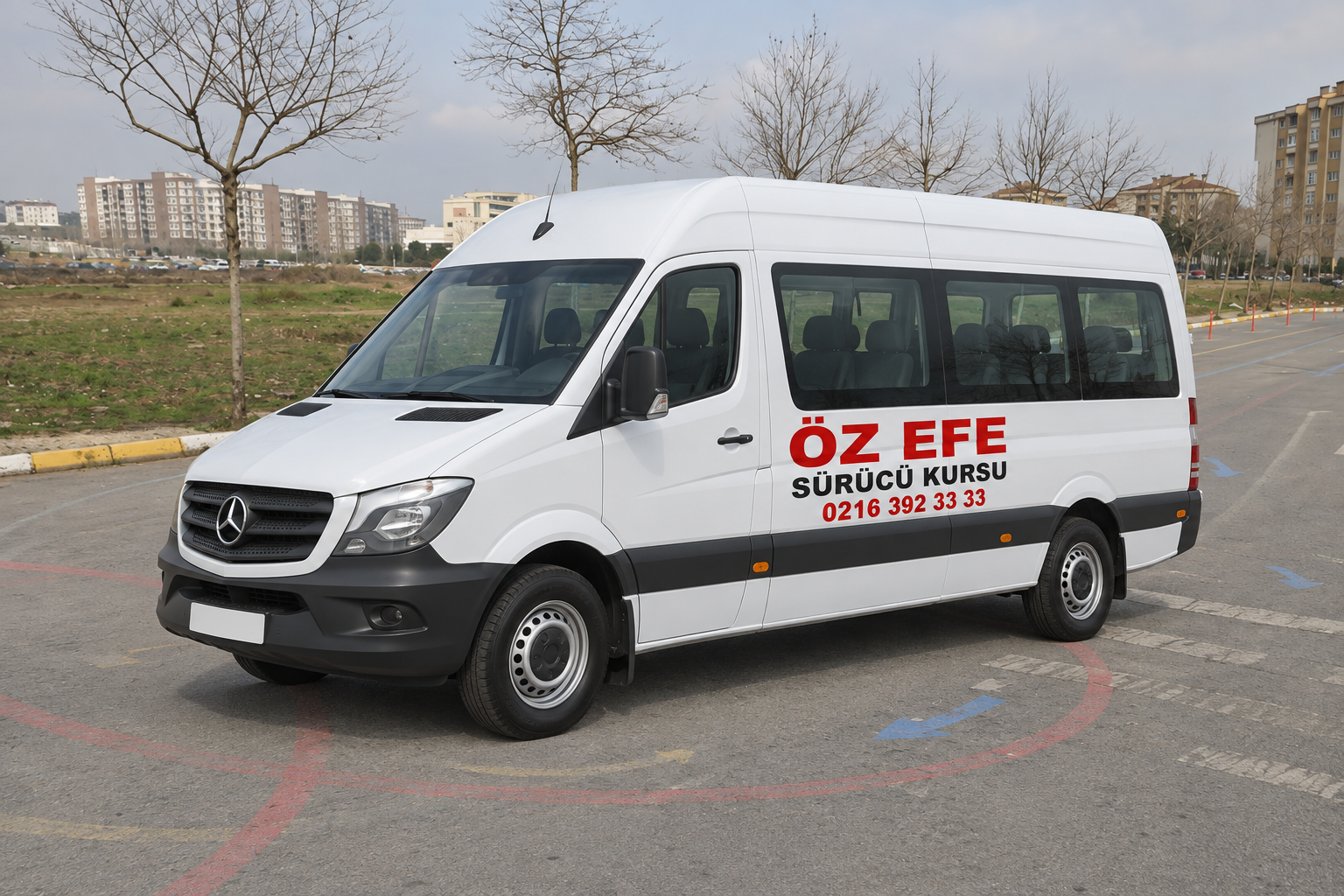 ÖZ EFE baskılı D1 minibüs, önü sola dönük, referans eğitim alanında görsel.