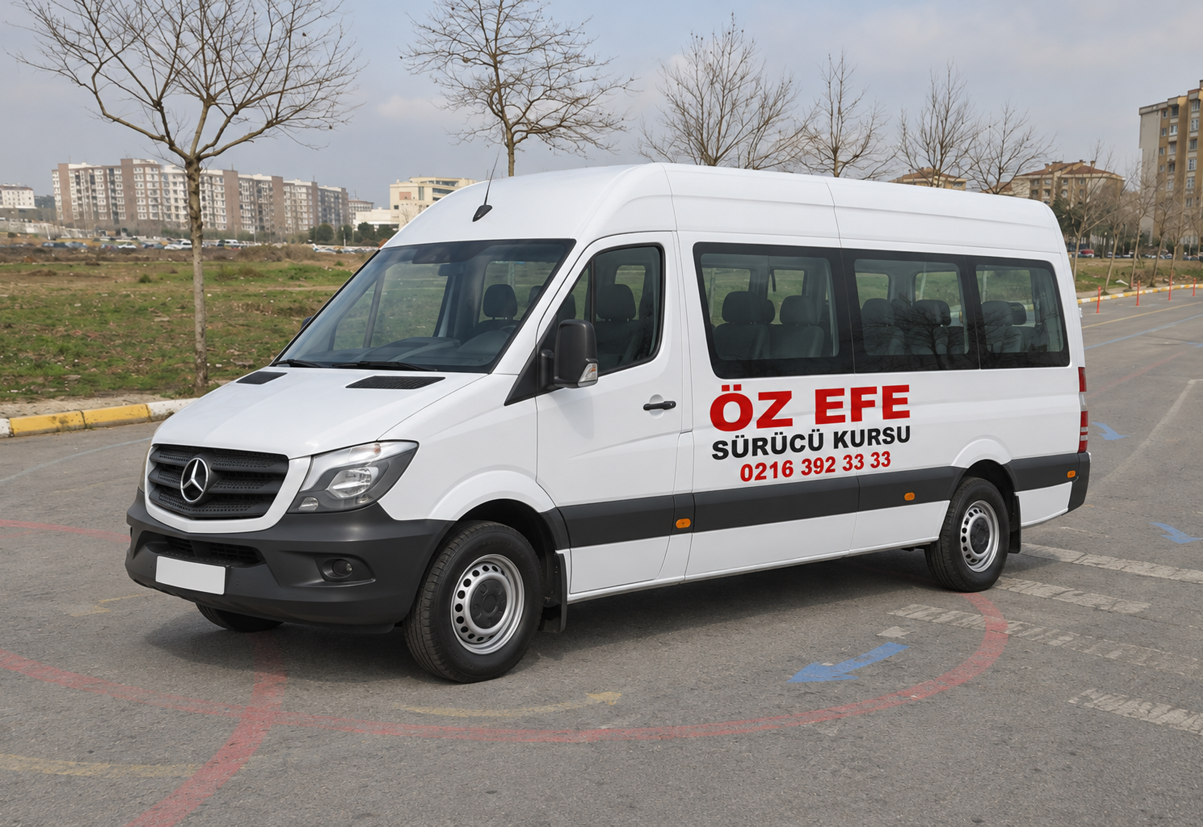 ÖZ EFE baskılı D1 minibüs, önü sola dönük, referans eğitim alanında görsel.