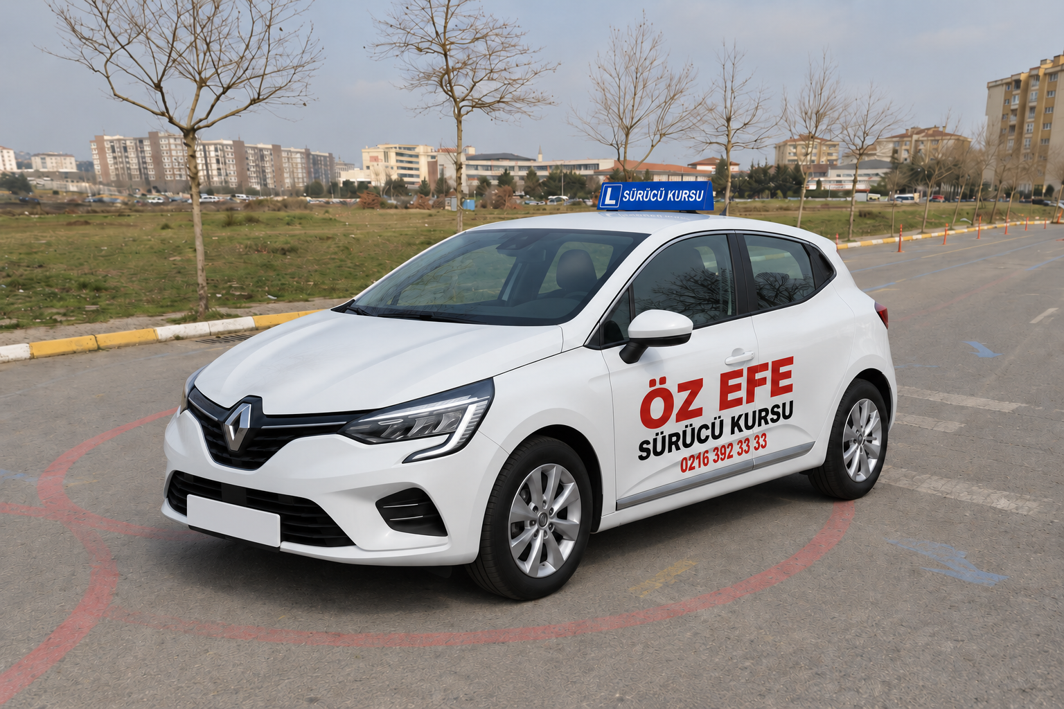 ÖZ EFE baskılı 2022 Renault Clio, önü sola dönük, referans eğitim alanında görsel.