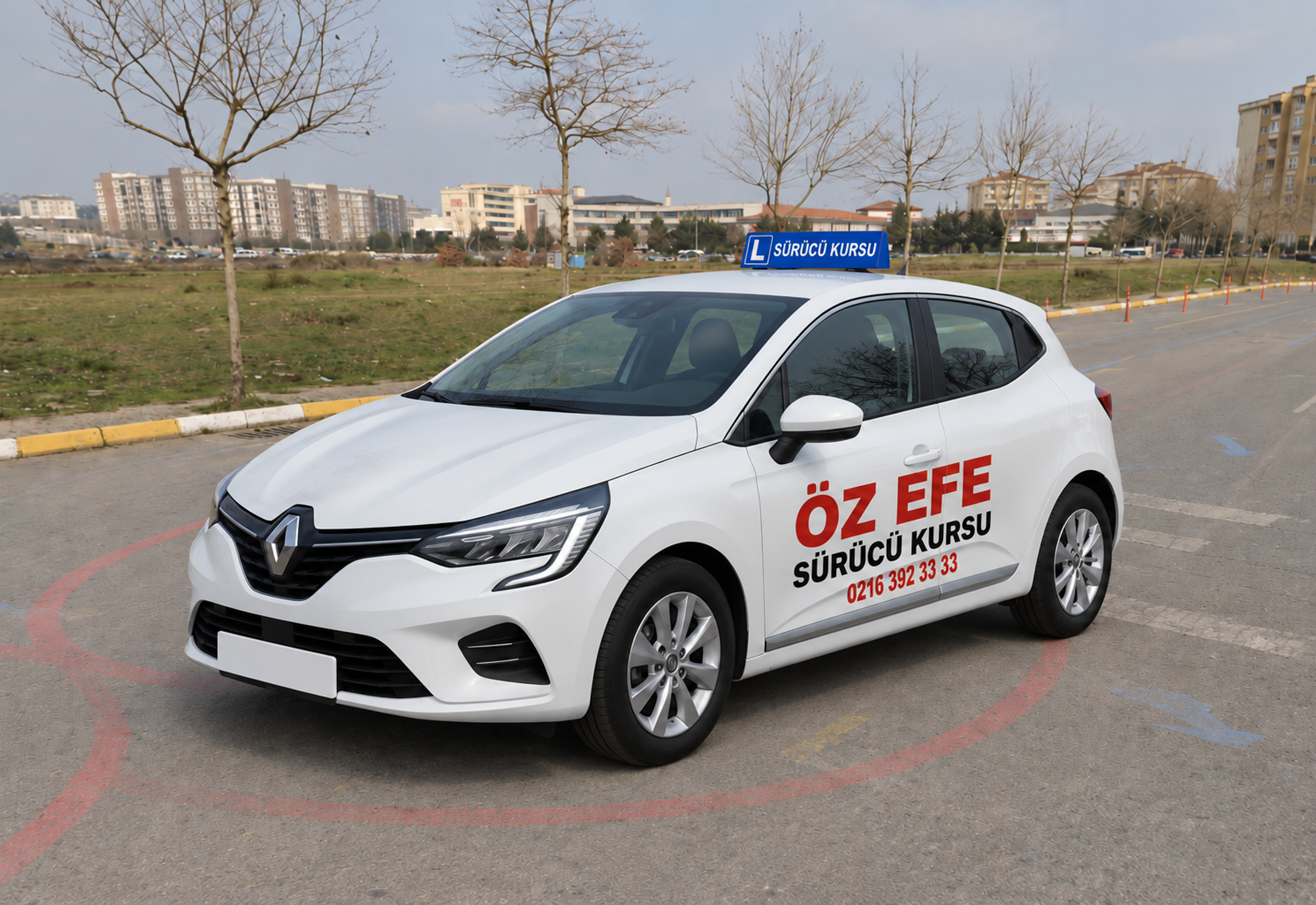 ÖZ EFE baskılı 2022 Renault Clio, önü sola dönük, referans eğitim alanında görsel.
