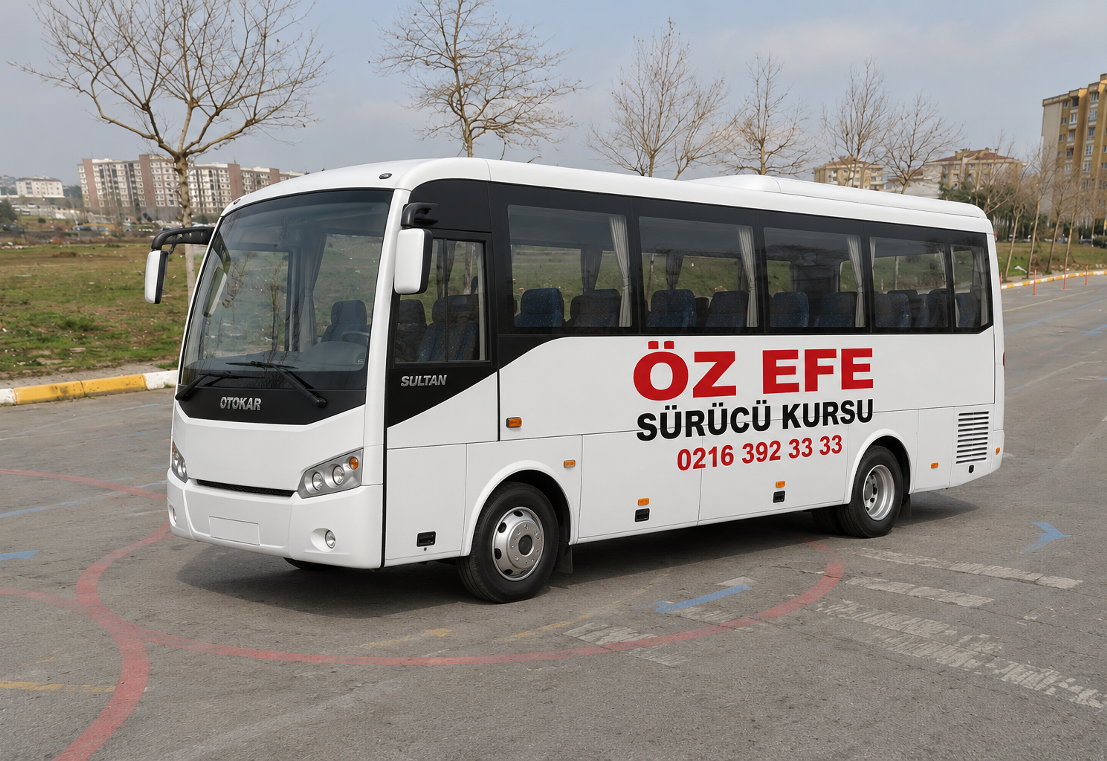 ÖZ EFE baskılı D sınıfı orta boy otobüs, önü sola dönük, referans eğitim alanında görsel.
