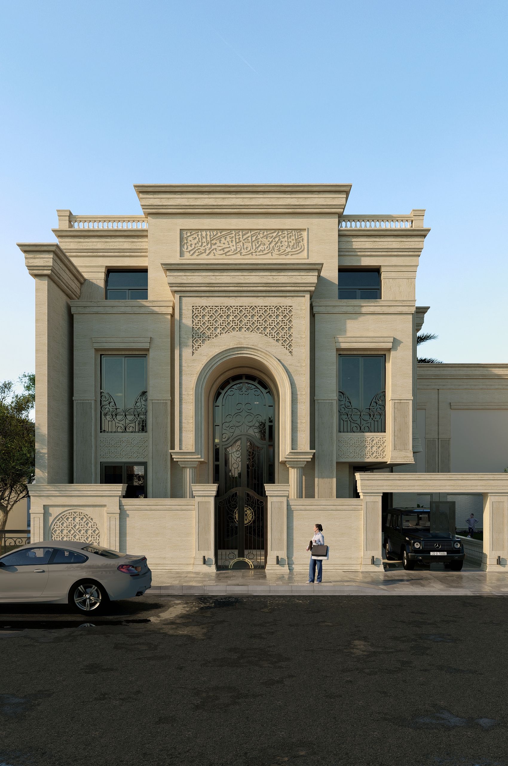 الواجهة الأمامية: المدخل المقوّس وبوابته الحديدية وشريط الخط العربي في الأعلى