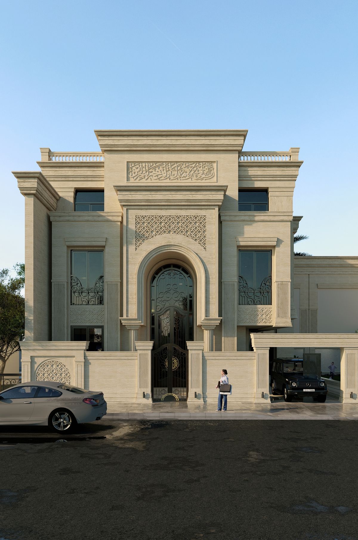 الواجهة الأمامية: المدخل المقوّس وبوابته الحديدية وشريط الخط العربي في الأعلى