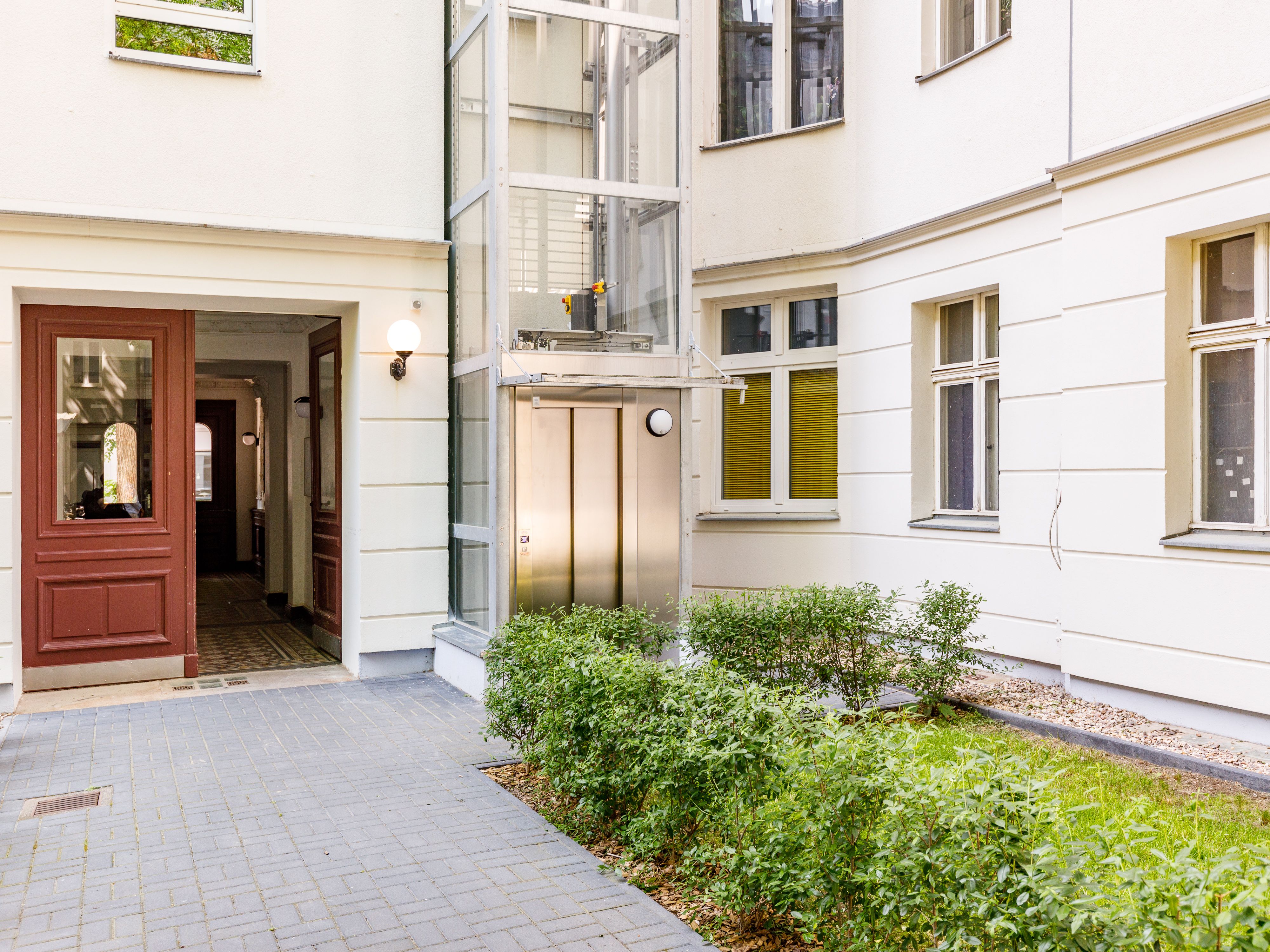 Aufwändig gestalteter Innenhof mit Aufzug 
