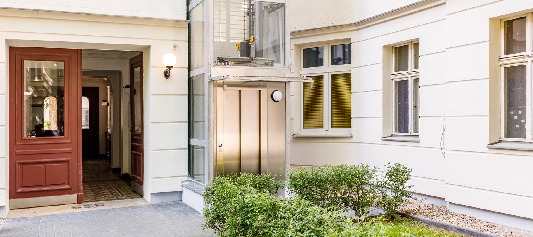 Aufwändig gestalteter Innenhof mit Aufzug Aufwändig gestalteter Innenhof mit Aufzug