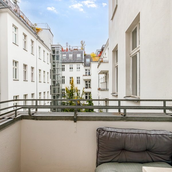 Balkon Innenhofblick Aufzug Nachbarbebauung