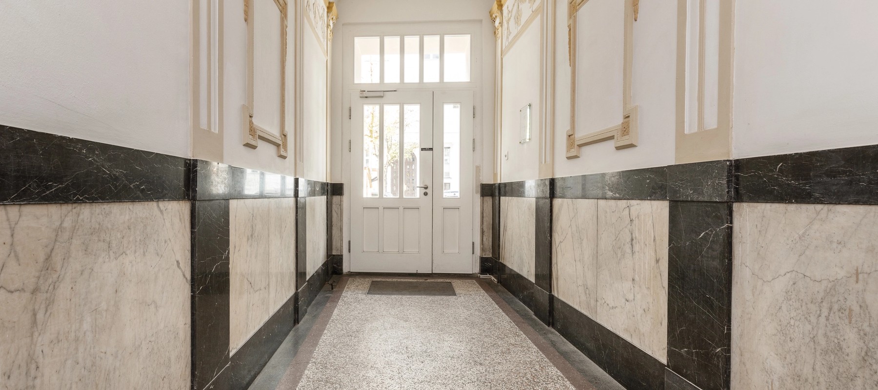 Barrierefreier Treppenhauszugang mit Verzierungen Barrierefreier Treppenhauszugang mit Verzierungen