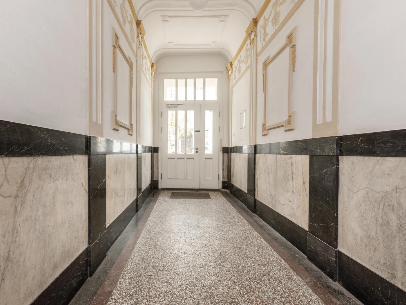 Barrierefreier Treppenhauszugang mit Verzierungen Barrierefreier Treppenhauszugang mit Verzierungen