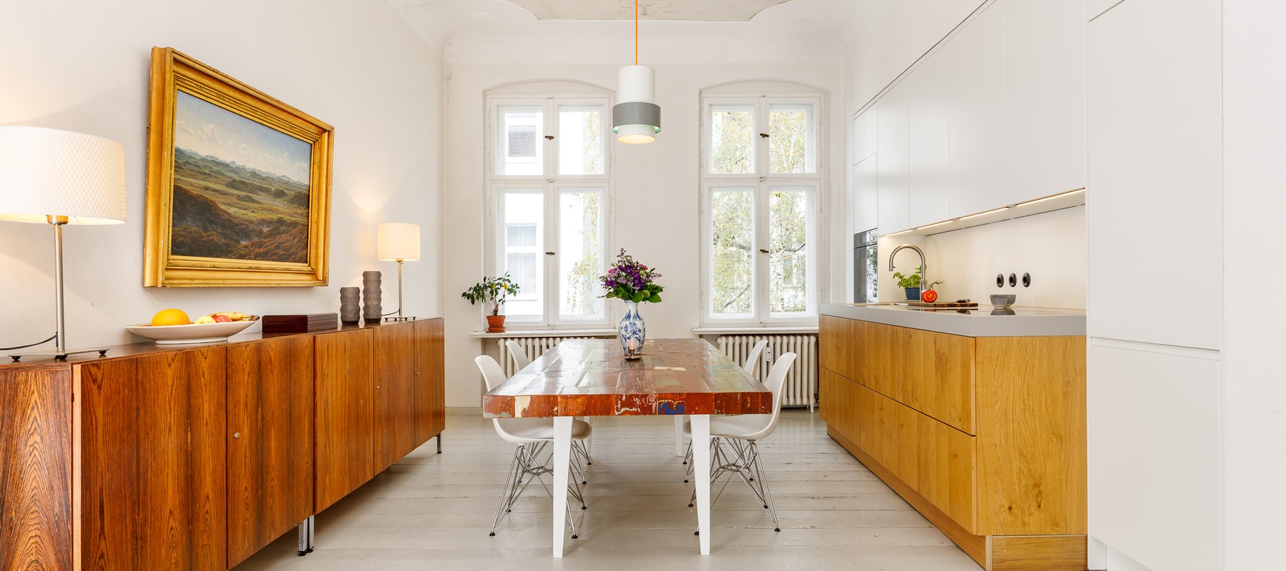 Dining area with high-quality built-in kitchen Dining area with high-quality built-in kitchen