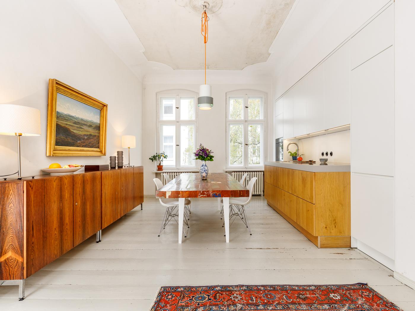 Essbereich mit hochwertiger Tischler-Einbauküche  Essbereich mit hochwertiger Tischler-Einbauküche