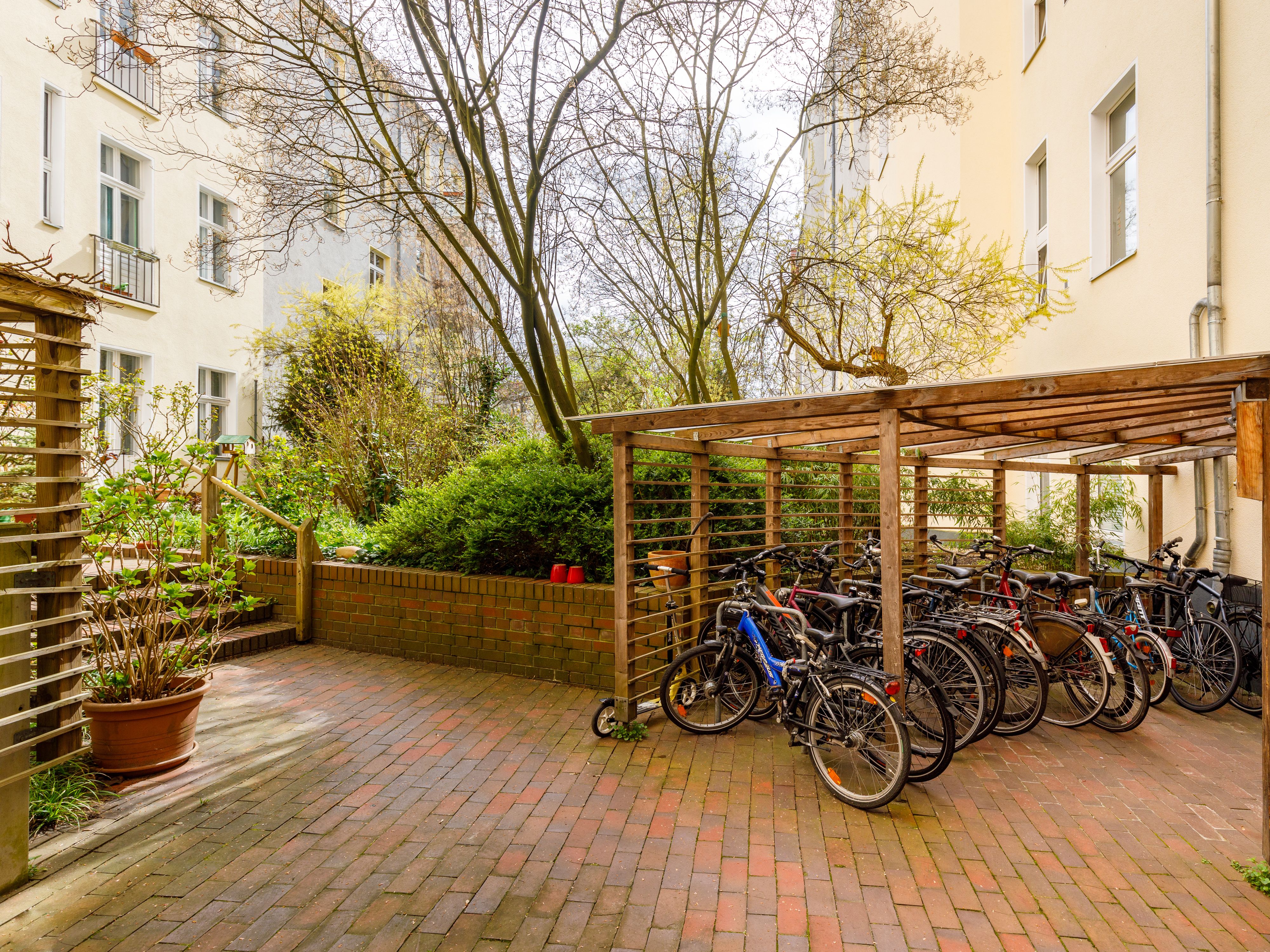 Begrünter Innenhof mit Fahrradstellplätzen