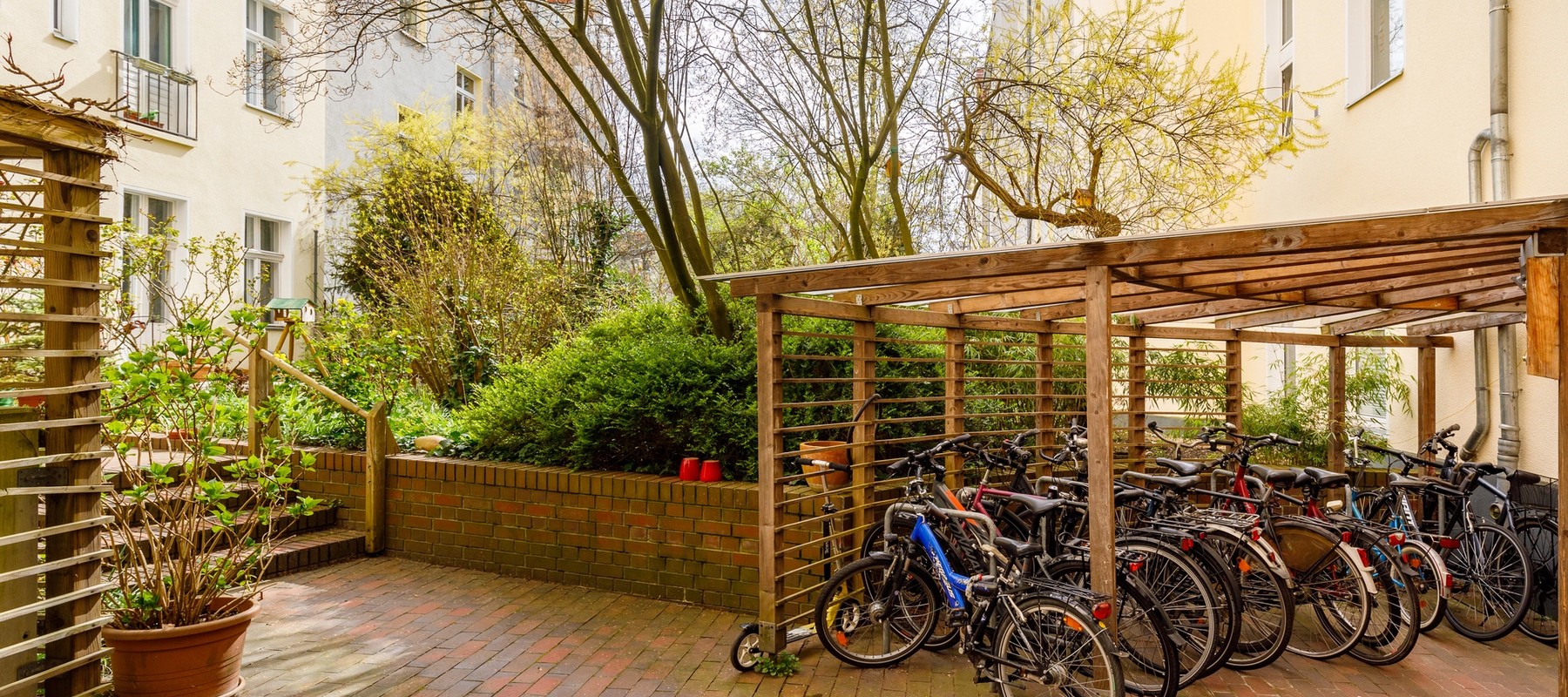 Begrünter Innenhof mit Fahrradstellplätzen Begrünter Innenhof mit Fahrradstellplätzen