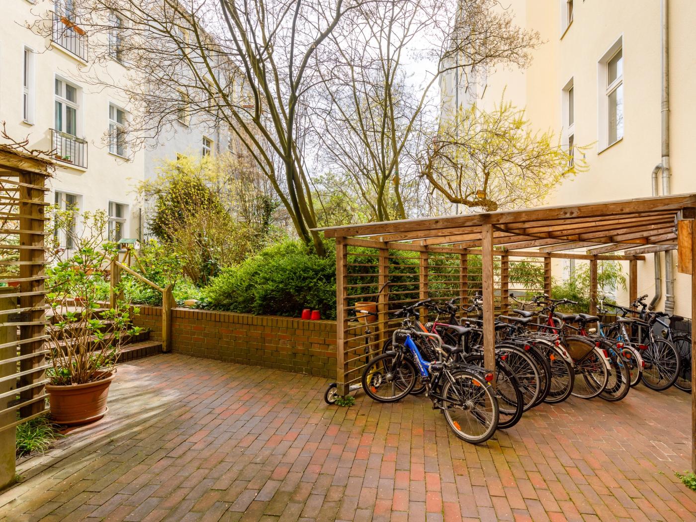 Begrünter Innenhof mit Fahrradstellplätzen Begrünter Innenhof mit Fahrradstellplätzen