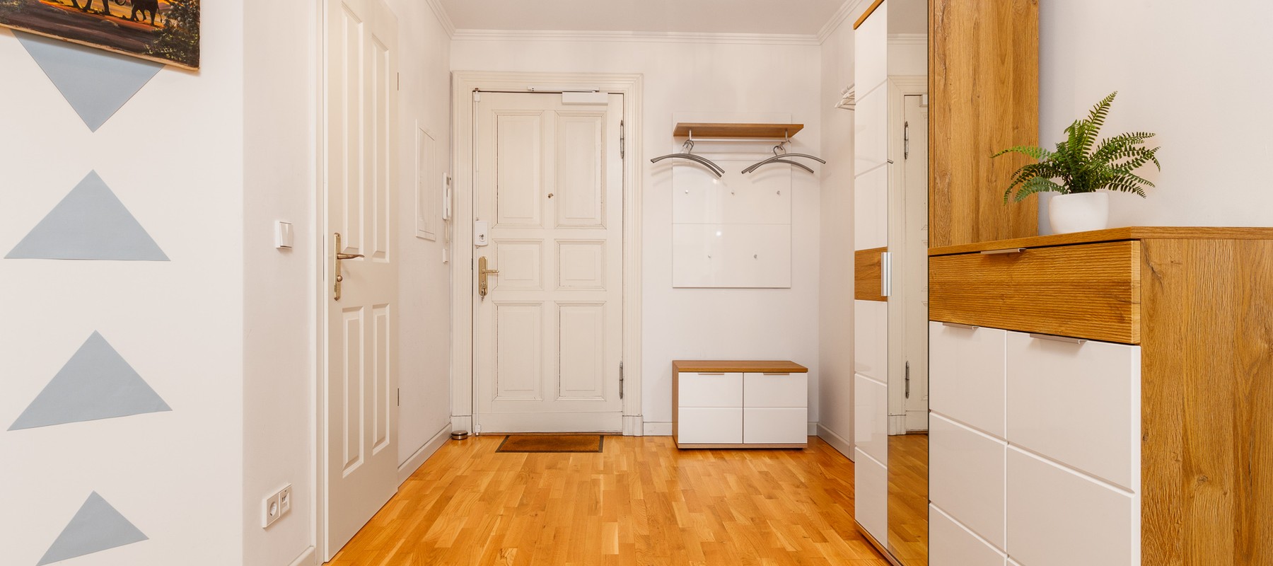 Eingangsbereich mit angepasster Garderobe Eingangsbereich mit angepasster Garderobe