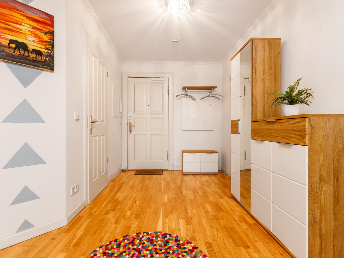 Eingangsbereich mit angepasster Garderobe Eingangsbereich mit angepasster Garderobe