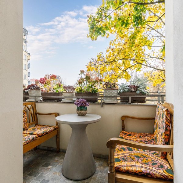 Balkon Ausblick Sitzbank Tisch