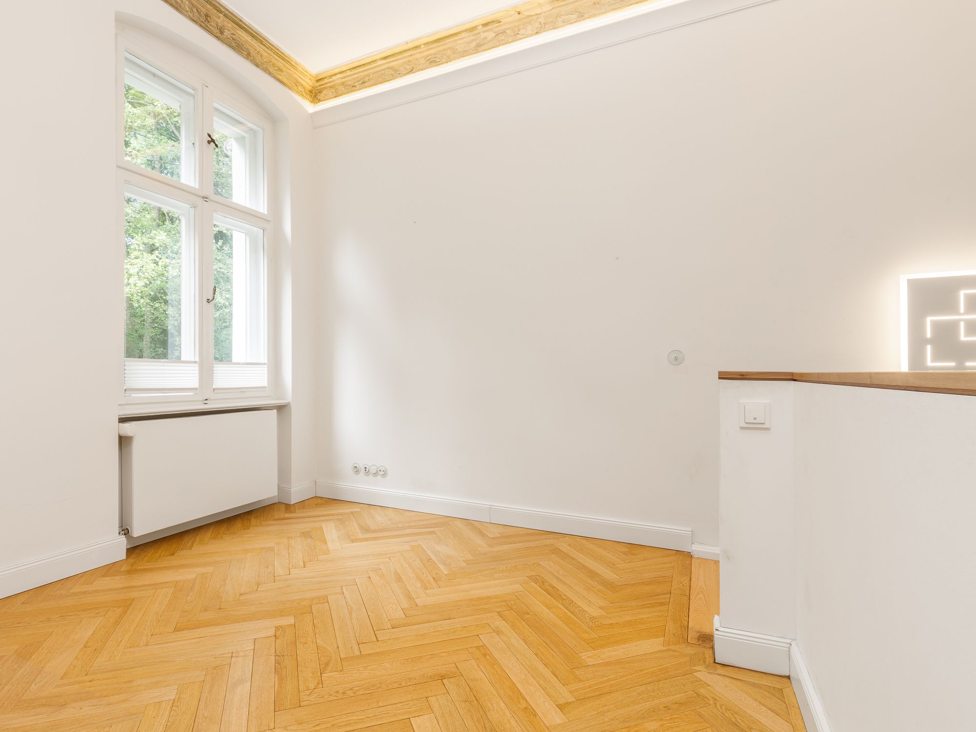 Arbeitsbereich und Durchgang zum Souterrain 