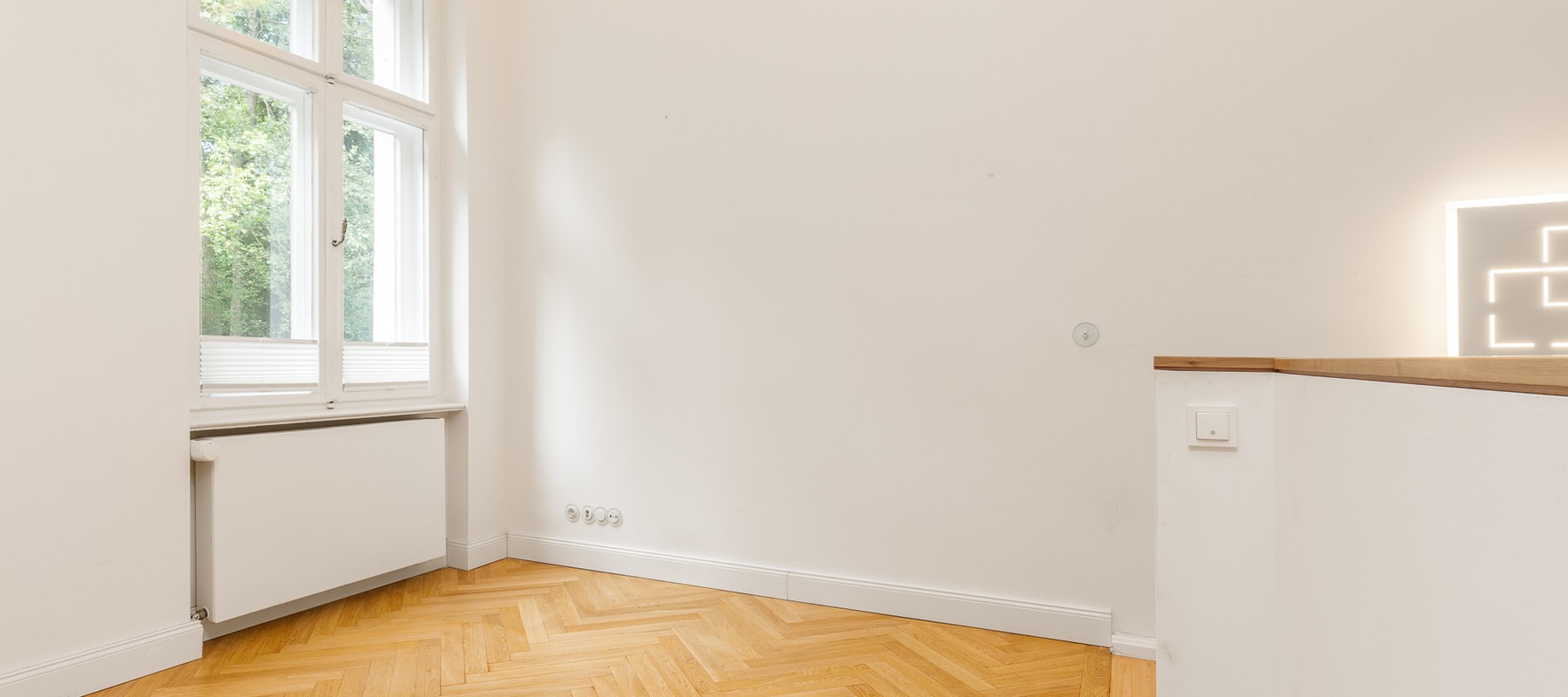 Arbeitsbereich und Durchgang zum Souterrain Arbeitsbereich und Durchgang zum Souterrain