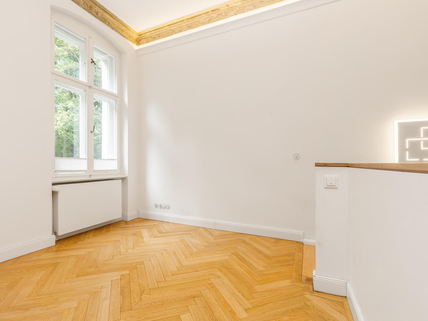 Arbeitsbereich und Durchgang zum Souterrain Arbeitsbereich und Durchgang zum Souterrain