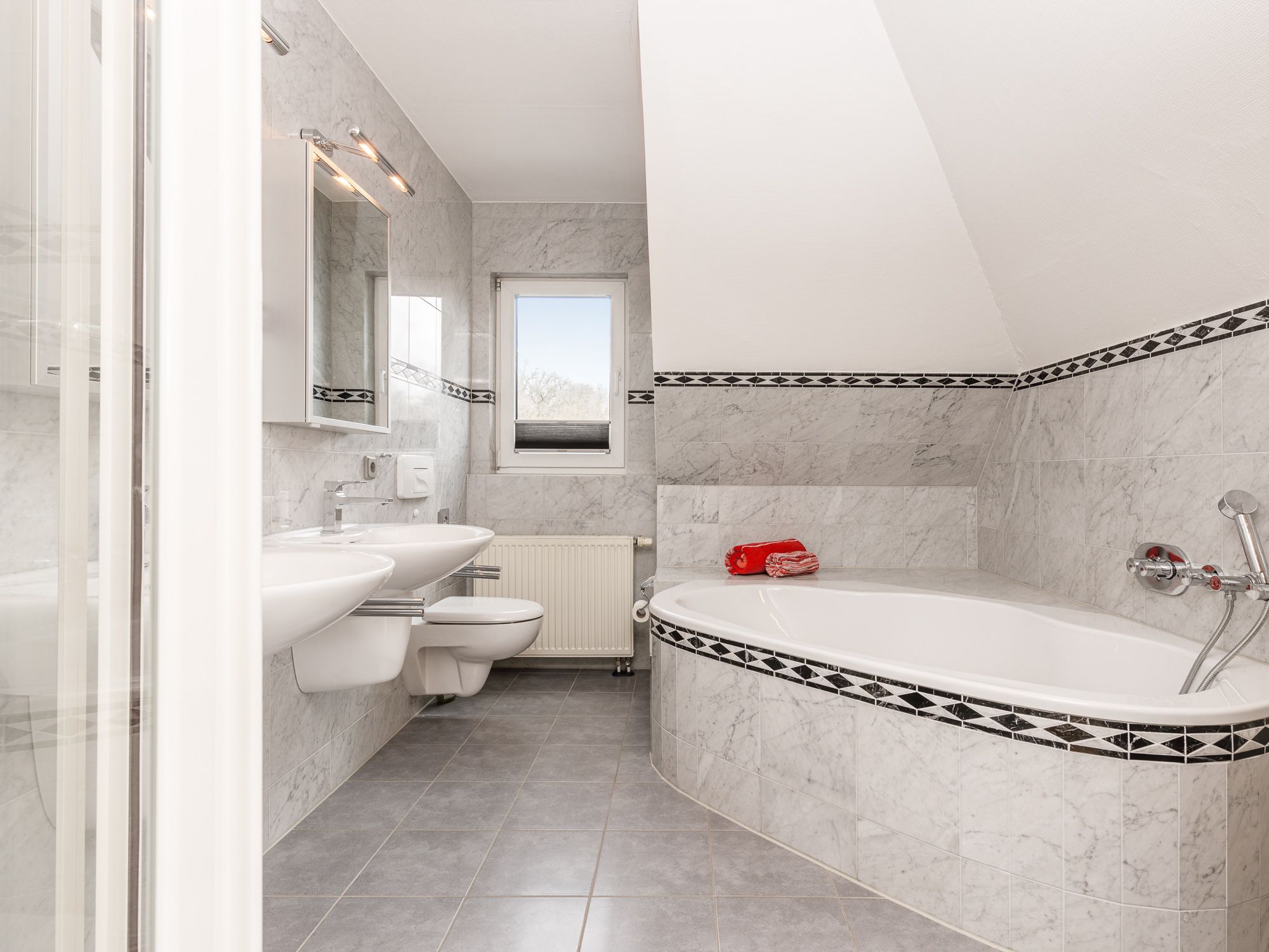 Tagesbelichtetes Bad mit Hänge-WC & Doppelwaschbecken 