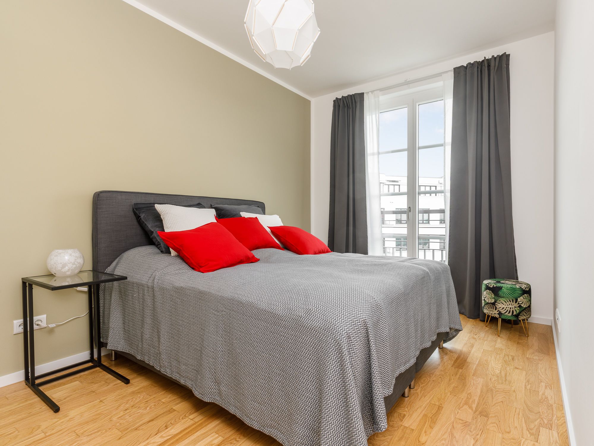 Schlafzimmer mit Boxspringbett 