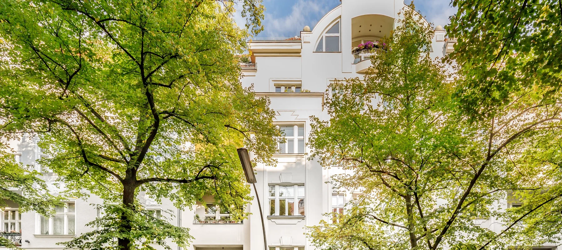 Repräsentativer Stuckaltbau mit Loggia & Balkon: Prestigeträchtige Wohnung nahe Kurfürstendamm