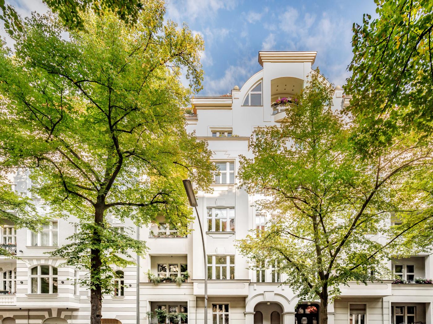 Repräsentativer Stuckaltbau mit Loggia & Balkon: Prestigeträchtige Wohnung nahe Kurfürstendamm