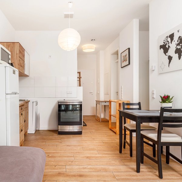 Küche Herd Kühlschrank Esstisch