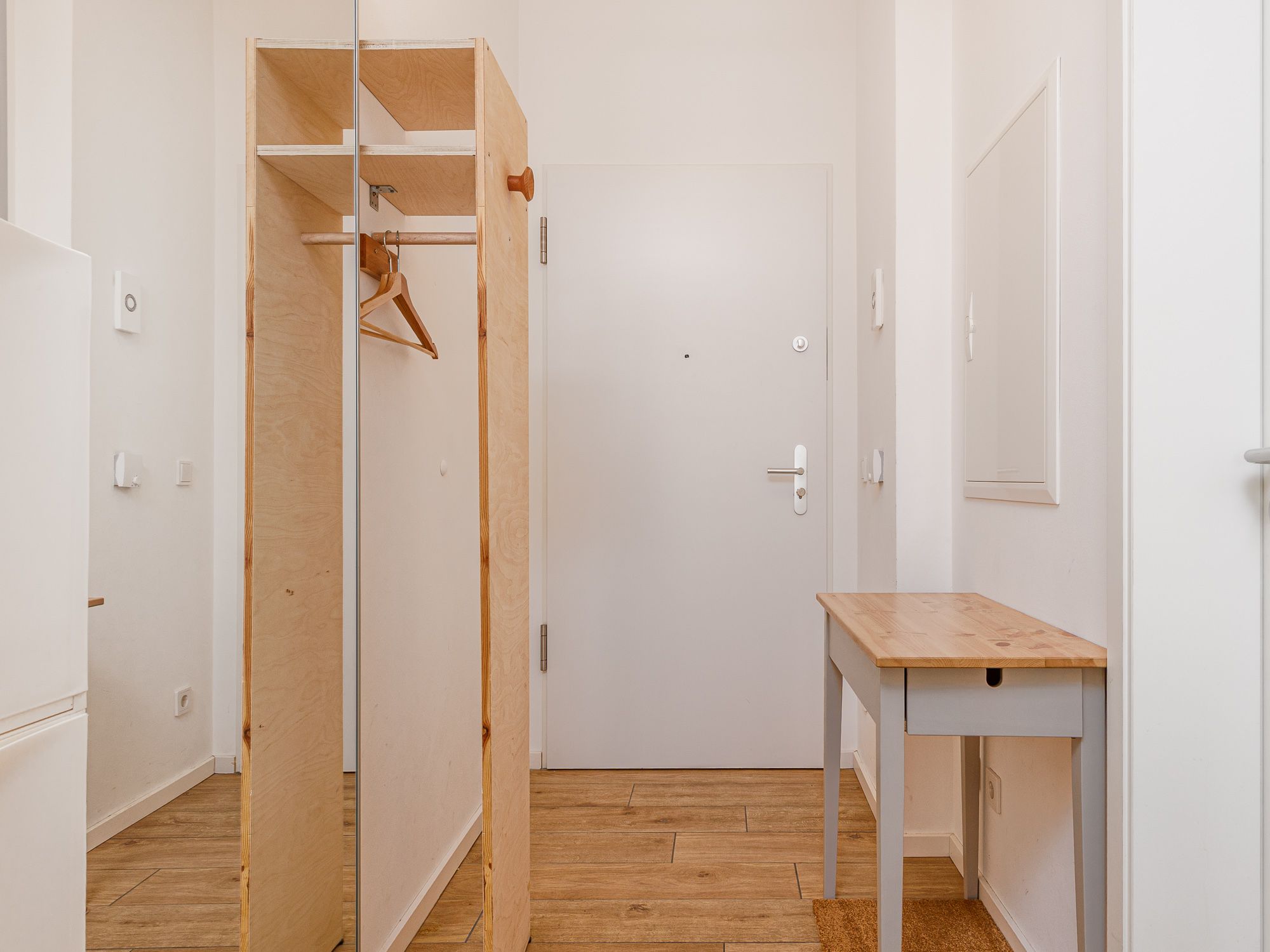 Entrance area with wardrobe 