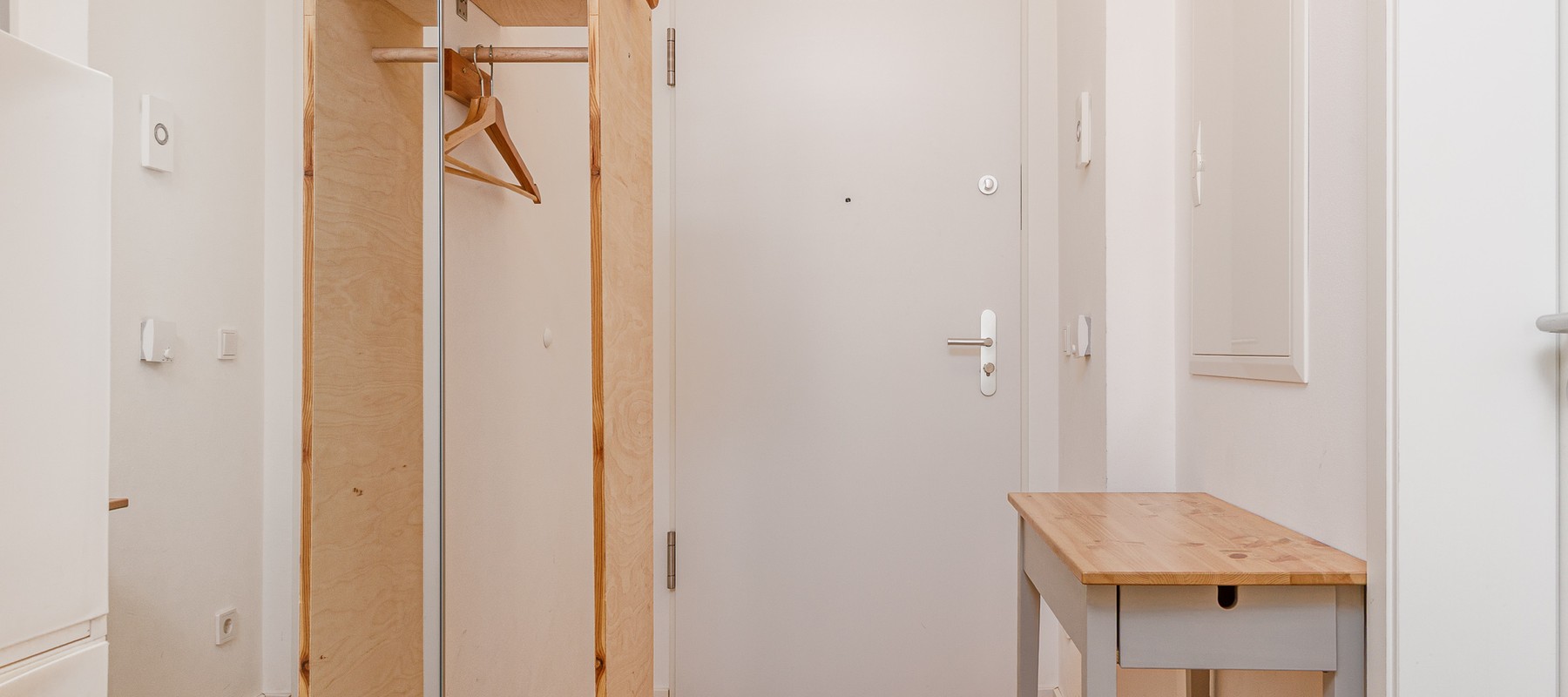 Eingangsbereich mit Kommode & Spiegelschrank Eingangsbereich mit Kommode & Spiegelschrank