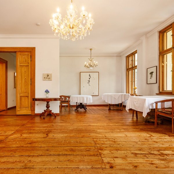 Altbau Salon Kronleuchter Holzdielen