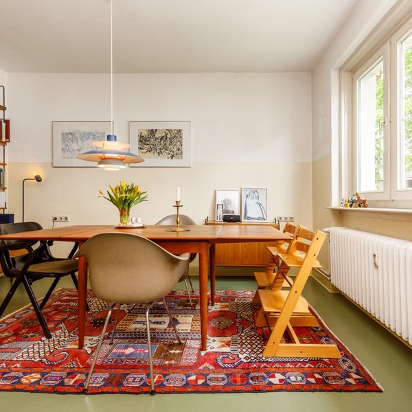 Esszimmer Holztisch Bücherregal Fensterblick