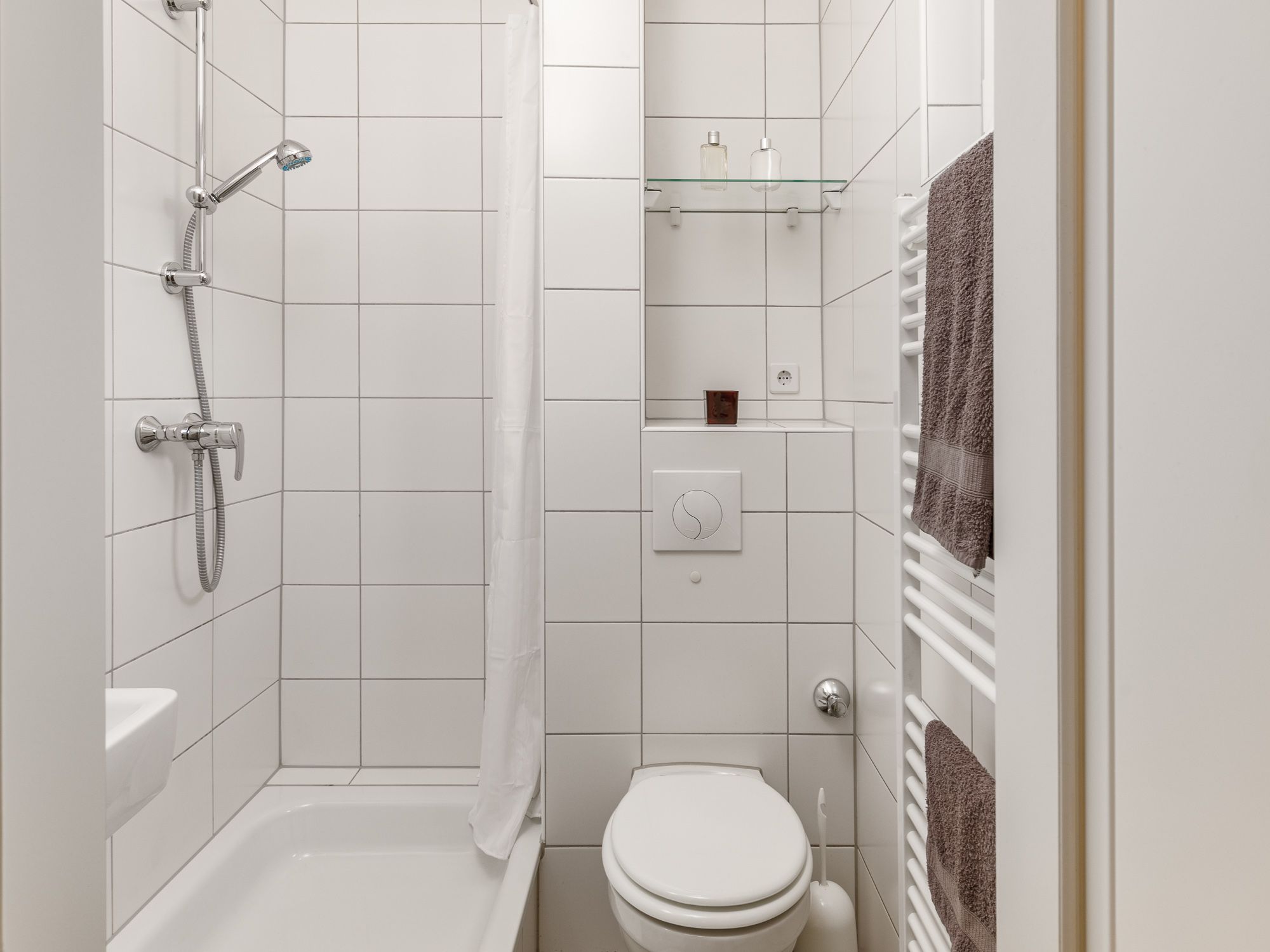 Funktionales, tagesbelichtetes Duschbad