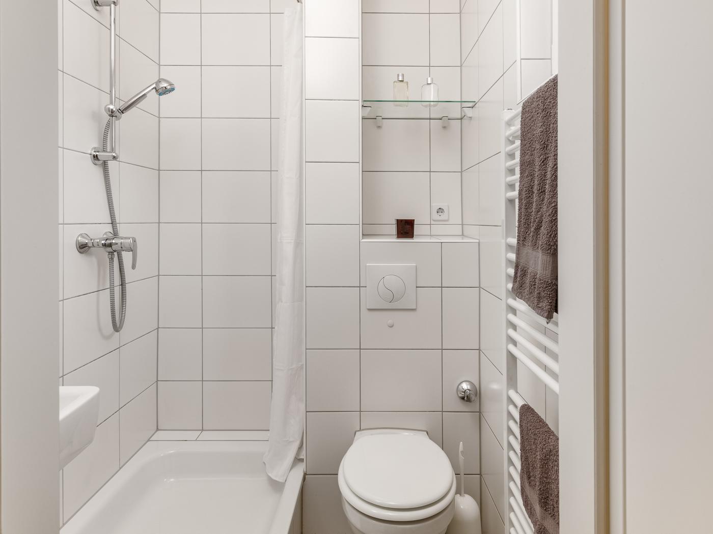 Funktionales, tagesbelichtetes Duschbad Funktionales, tagesbelichtetes Duschbad