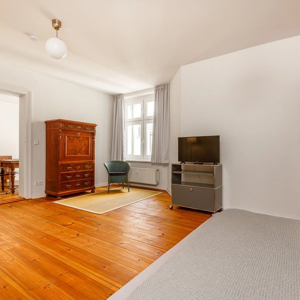 Großzügiges Schlafzimmer Dielenboden Altbautüren