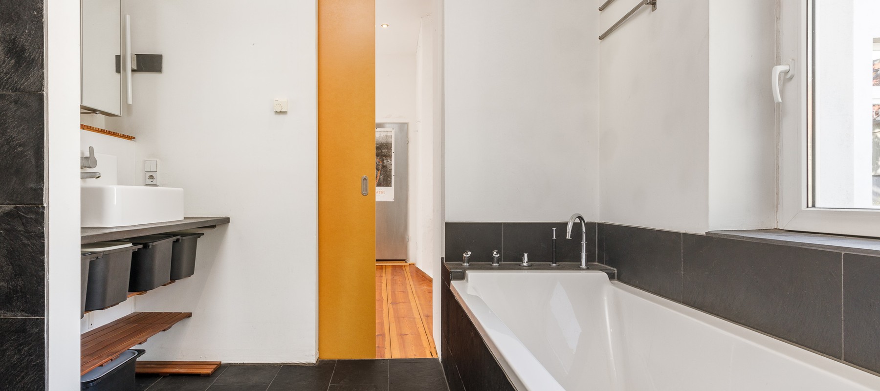 Vollbad mit separater Wanne Vollbad mit separater Wanne