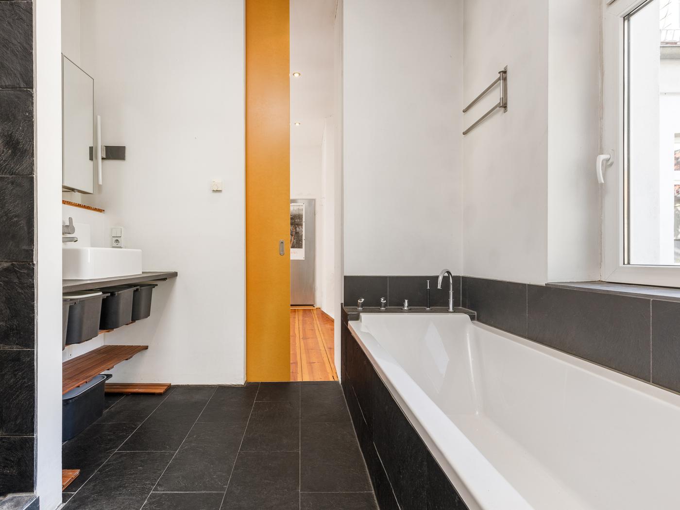 Vollbad mit separater Wanne  Vollbad mit separater Wanne