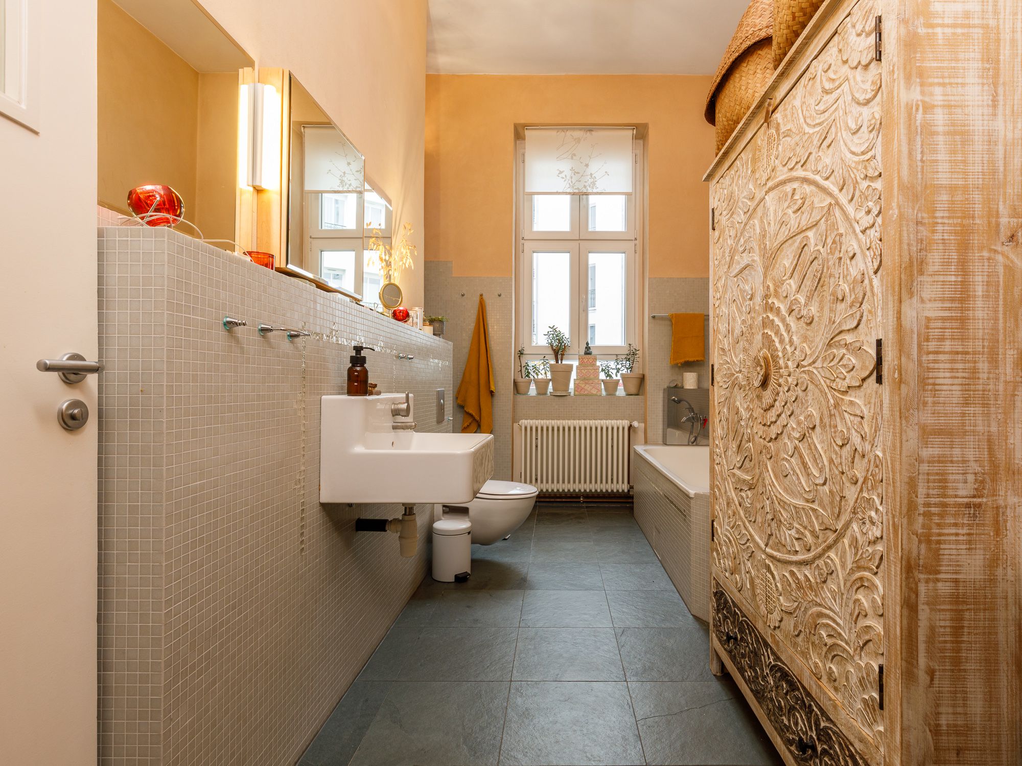 Tagesbelichtetes Vollbad mit Dusche & Wanne